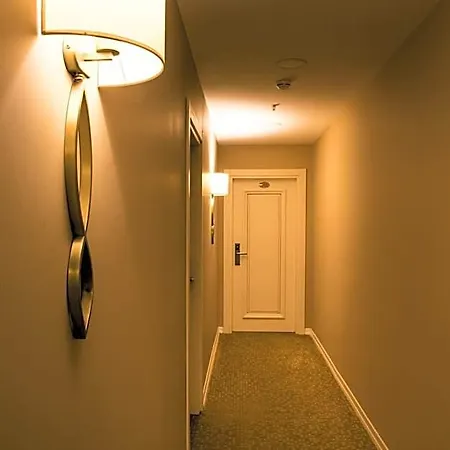 Hotel White House 3*